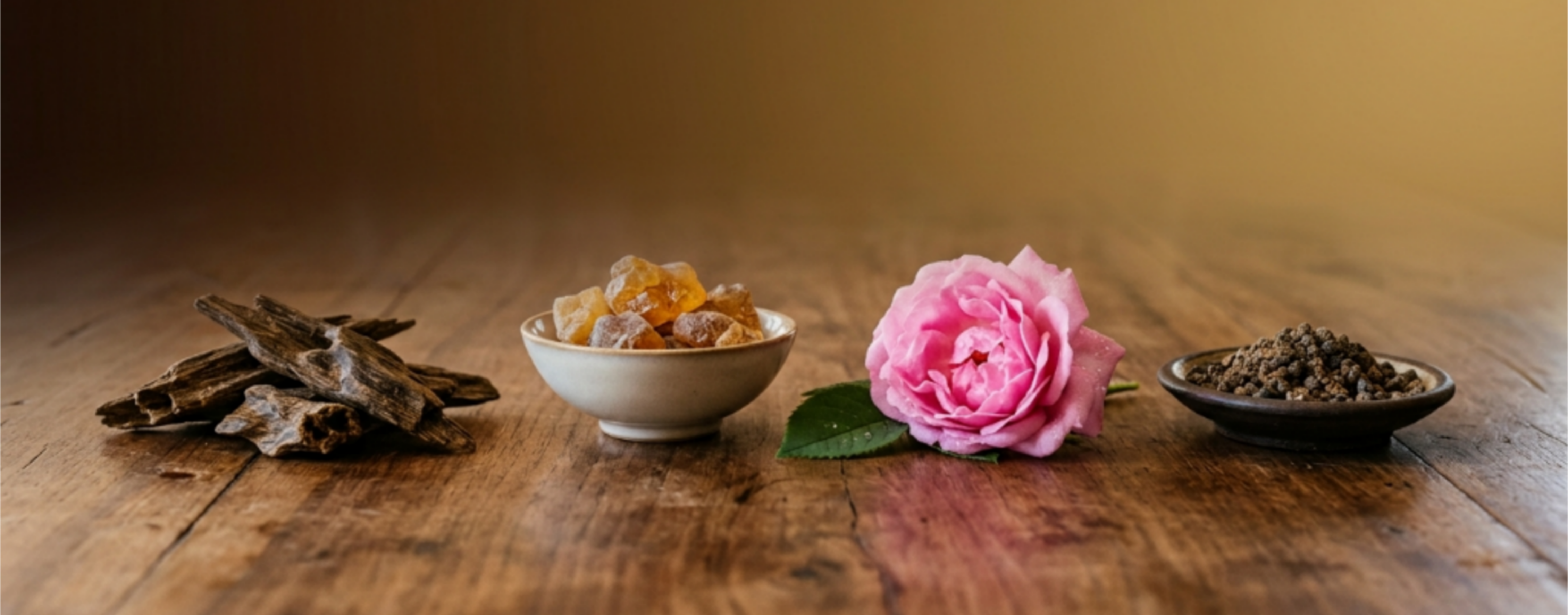 Ingredientes Icónicos de la Perfumería Árabe: Oud, Ámbar, Almizcle y Rosa de Taif