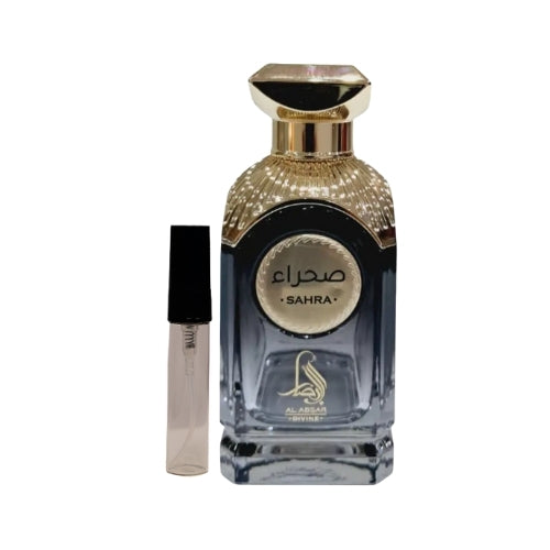 Inspirada en Althair de Parfums de Marly, mezcla la dulzura de la vainilla con notas ambarinas y maderas profundas, logrando un equilibrio sensual y audaz.
Con una apertura vibrante de canela, cardamomo y bergamota, un corazón cremoso de vainilla bourbon y elemí, y una base de praliné, almizcle y madera de guayaco, Sahra deja una estela irresistible.
Perfecta para pieles normales a mixtas, ide