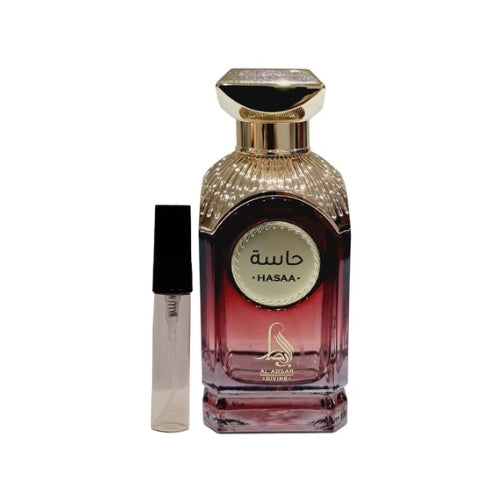 La base de la botella de Al Absar Hasaa, mostrando la marca "Al Absar Divine", un sello de calidad en perfumes árabes.
