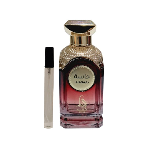 Vista detallada del intrincado tapón del perfume Al Absar Hasaa, una opción de lujo entre los perfumes árabes.