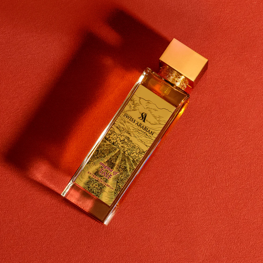Perfume Enigma of Taif de Swiss Arabian, fragancia de lujo con la icónica rosa de Taif, ámbar y almizcle. Un perfume elegante y cautivador disponible en Orient Fragance