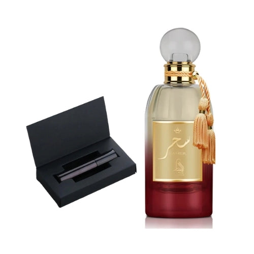 Saher es un Eau de Parfum femenino disponible en 10 ml y 5 ml que cautiva con su audaz mezcla inspirada en Scandal de Jean Paul Gaultier. 